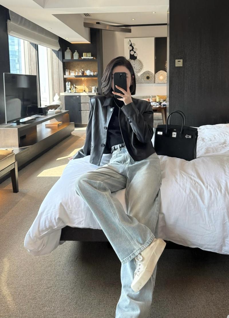 Product Introduction of Sét Áo khoác Da nữ cổ bẻ 2 lớp mix quần vải ống xuông , phong cách đơn giản  Jacket Women Top áo 17