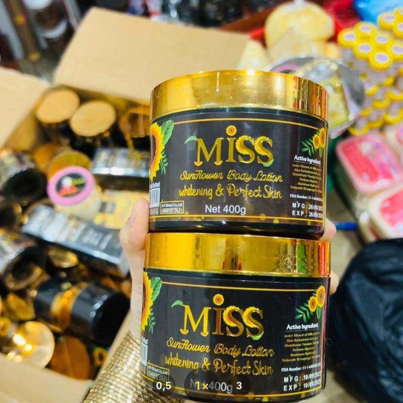  Body Miss Sunflower Chuẩn Công Ty Cambodia size 400g Dưỡng Trắng Toàn Thân   Shop Có Chiết 150gr Khách Dung Thử   Muốn sử dụng thấy hiệu quả rõ nhất nên Xài Hủ Full dùm shop nha 