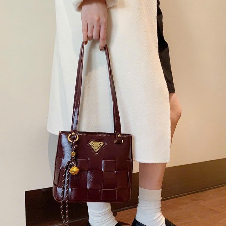 Túi xách nữ thiết kế CHIO dáng giỏ đan kè charm - Choous Da Bag - CD1583