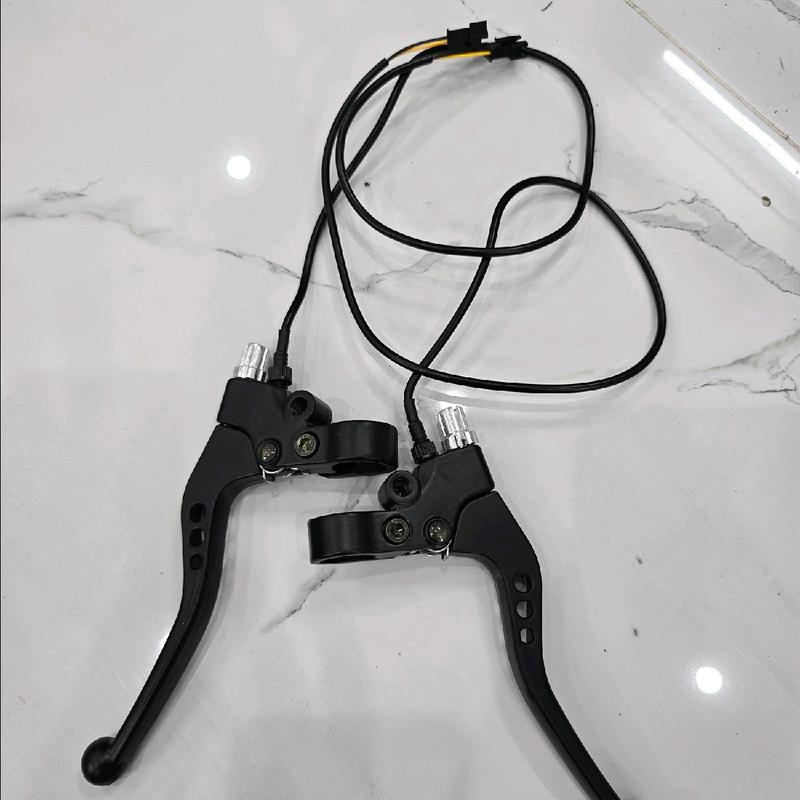 Tay thắng, tay phanh đen 3 lỗ 133s có lỗ gắn chân giương 8 li loại tốt cho xe đạp điện, xe máy điện 0
