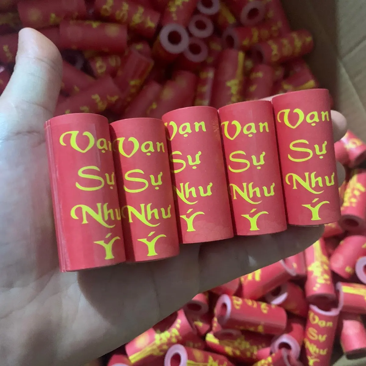 100ống cuốn sẵn in hoạ tiết . Định lượng 120gsm( 5cm x 2cm x1cm)