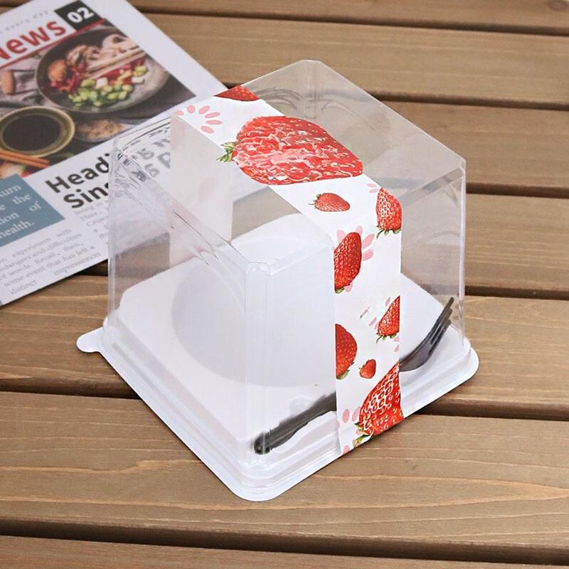 Hộp nhựa đựng các loại bánh Mousse / Tiramisu đế vuông lõi tròn nắp trong kèm nĩa 4
