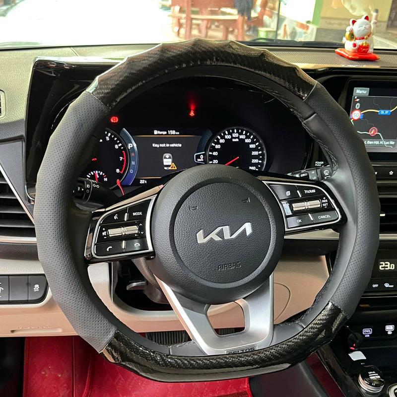 Bọc vô lăng DCut carbon dành cho xe Sonet Seltos XL7 Custin VF3 VF5 VF8 VF9 VFe34 Territory K5 XE MG ERTIGA SWIFT