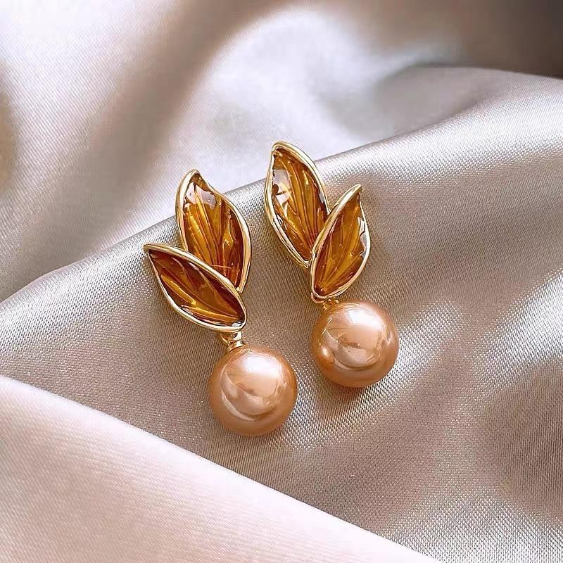 Product Introduction of Retro Maillard color earrings for women, commuter style, elegant and light luxury earrings 3
