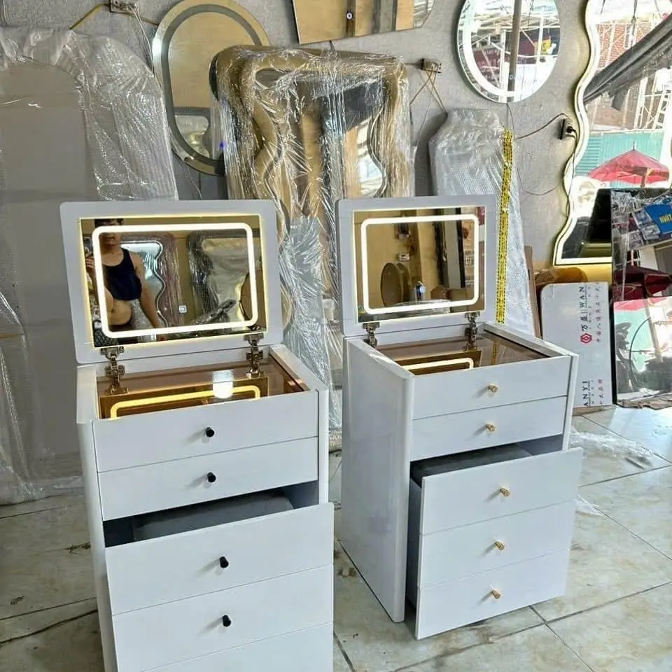 Bàn phấn gấp nhỏ gọn cho các chị em. Liền ghế gương