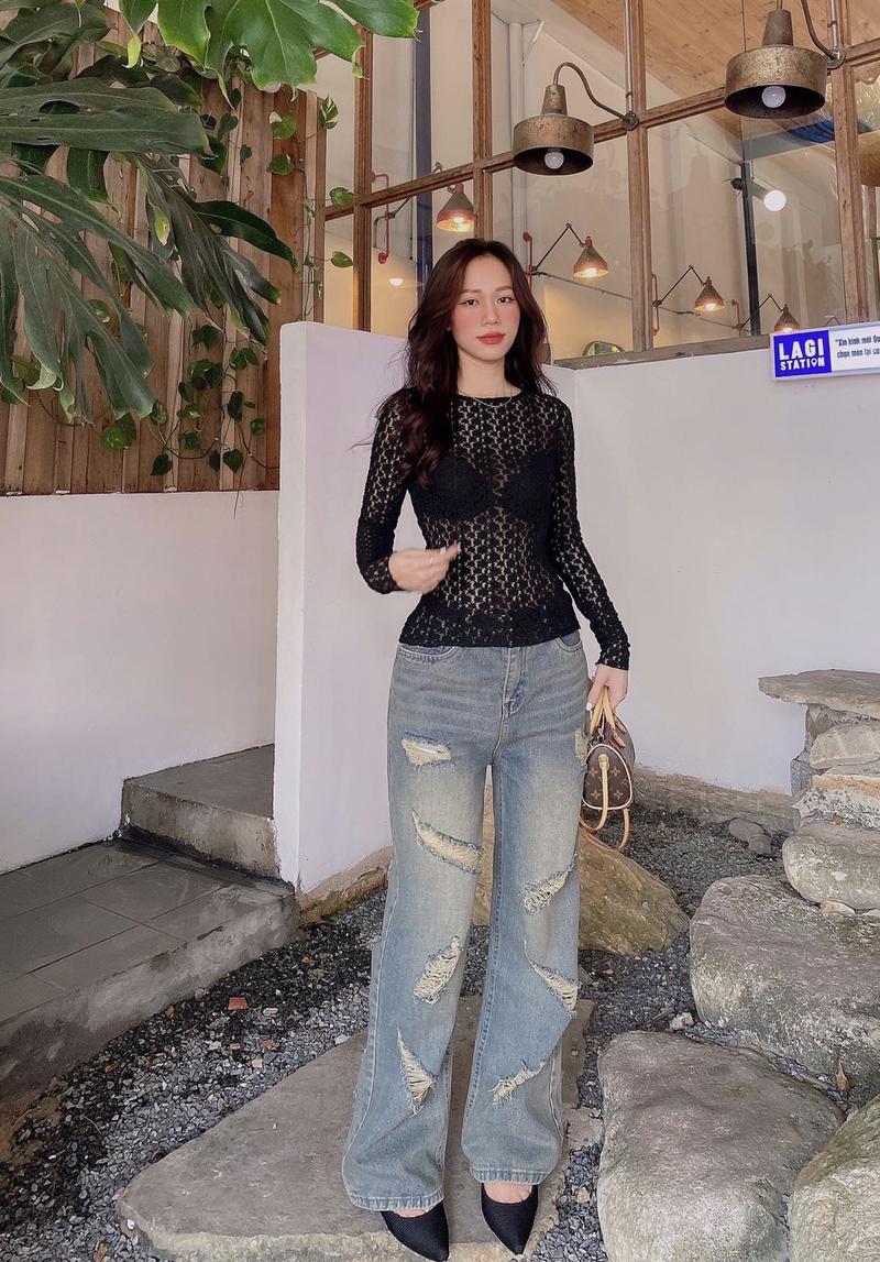 Product Introduction of QUẦN JEAN SUÔNG RÁCH TÁM VỆT - Chất liệu : Jean - Màu sắc : Xanh Nữ 31