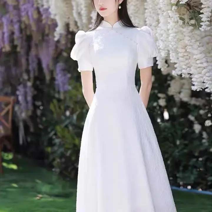 : Váy đầm trắng nữ dáng xoè vải gấm dập, thiết kế cổ tàu đính kết ngọc VG02 Voan Voi