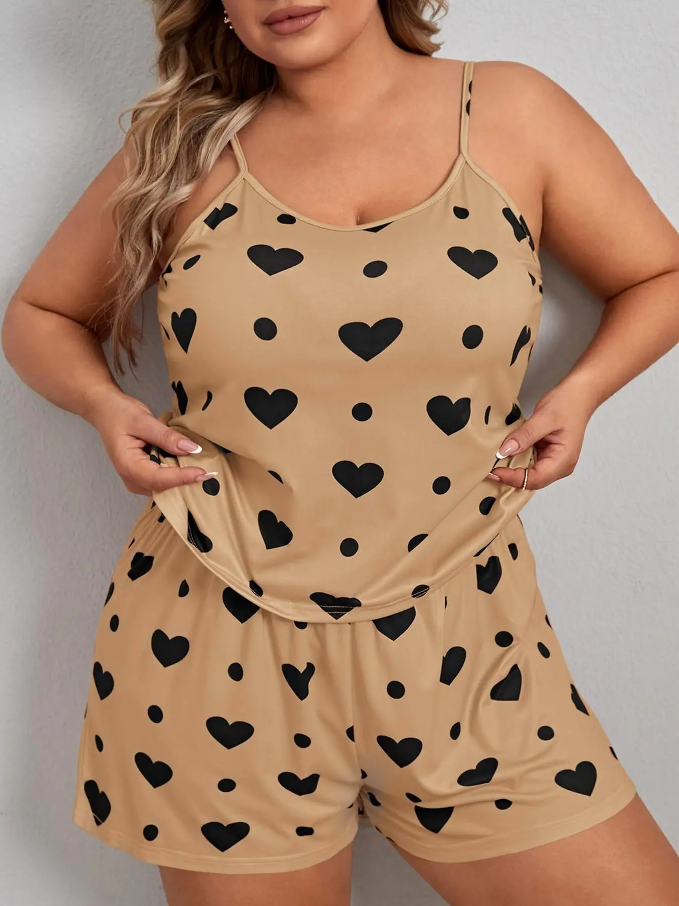 Two Counts【Plus Size】 Women's All Over Heart Print Cami Top & Elastic Waist Shorts Pajama Set, Summer Sets, PJ Sets for Women, Casual Comfort Adjustable Spaghetti Strap Camisole & Shorts Loungewear Set, Lady Plus Size Homewear for All Seasons