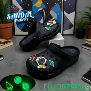 Sandal unisex bergaya dengan motif kartun berpendar, sangat ringan dan nyaman. Anti selip. Pria Karet Shoes