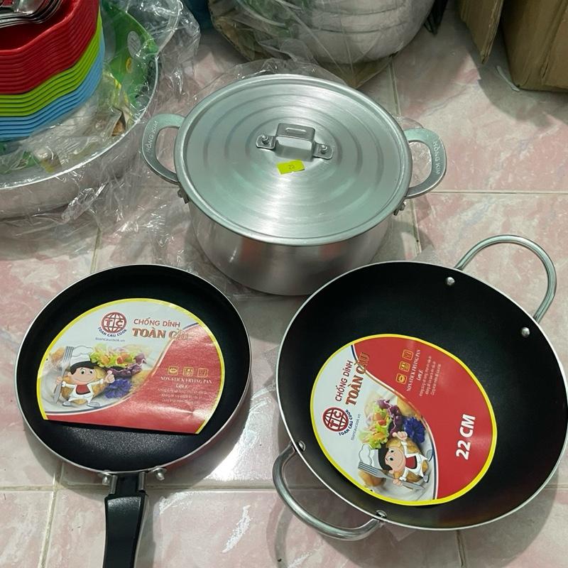 (Chảo nhỏ )Combo 3 món gồm 2 chảo chống dính và 1 nồi nhôm 18cm: lưu ý; nhỏ, sử dụng ít người ăn, không Sài cho bếp từ