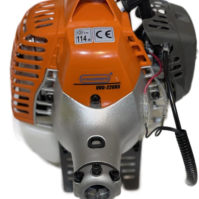 Máy cắt cỏ VINAGREEN 226. Máy cắt cỏ được sản xuất trên dây truyền công nghệ nhật bản, dung tích silanh 25,4cc. Pitong 34mm, cho tốc độ tối đa 11.500V /phut. Chế hoà khí tự động, tiết kiệm nhiên liệu. Chân đế thép bảo vệ cho bình chứa nhiên liệu.đồng bộ 4