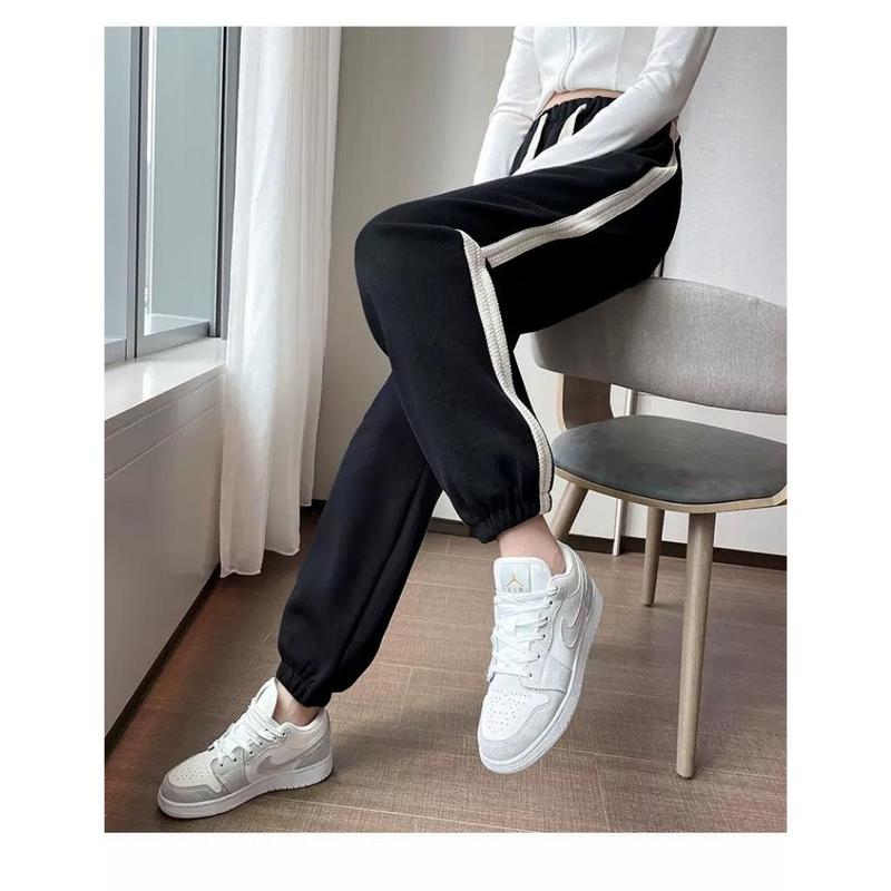Product Introduction of Quần Jogger ống rộng nữ nỉ tăm boom gấu phối sọc Sport 4