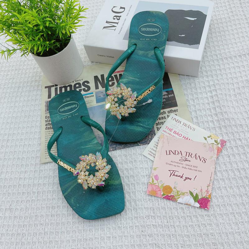  DÉP HAVAIANAS ĐẾ VUÔNG CHARM NQ TRẮNG - Linda Trần's Store 