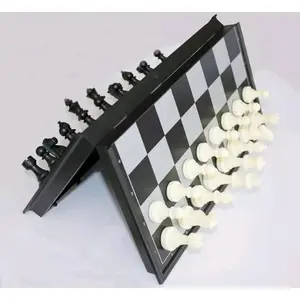 Catur magnet size kecil, mudah disimpan kedalam kantong. Sangat mobile dan bisa dimainkan kapan saja dan dimana saja.