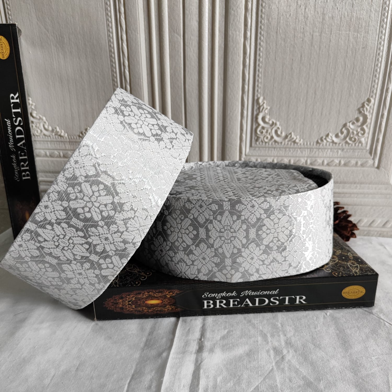 LIMITED EDITION!!! Peci Songkok Kopiah Tenun Asli Songket Melayu Pertama Di Indonesia Tinggi 9cm Anti Air Kualitas Terjamin Awet Tahan Lama Merk BREADSTR - Peci Pria Model Terbaru kopiah Songket White Bisa bayar di Tempat COD LIMITED EDITION!!! Peci Songkok Kopiah Tenun Asli Songket Melayu Pertama Di Indonesia Tinggi 9cm Anti Air Kualitas Terjamin Awet Tahan Lama Merk BREADSTR - Peci Pria Model Terbaru kopiah Songket White Bisa bayar di Tempat COD