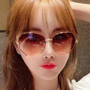 แว่นกันแดดผู้หญิง กรอบแว่นตารูปทรงผิดปกติ มาใหม่