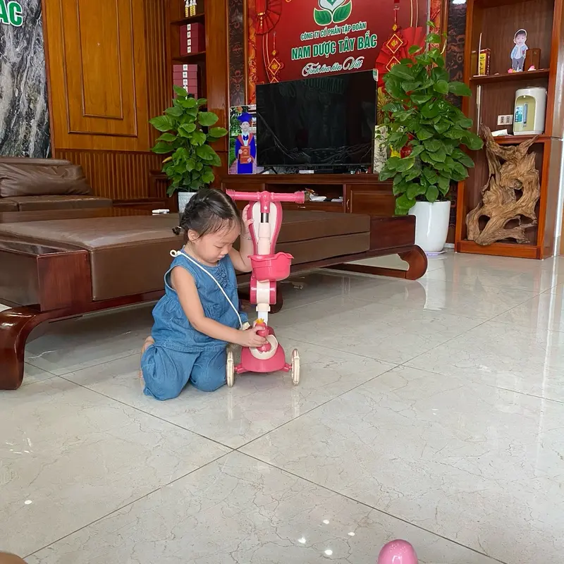 Xe Scooter Đồ Chơi Cho Bé Có Ghế Ngồi 2 Trong 1 Không Bẻ Lái Được Điều Chỉnh Tay Cầm Cao Thấp Có Đèn Bánh Khi Di Chuyển Không Nhạc Nhựa An Toàn Bám Không Trơn Trượt Chất Liệu Tốt 5