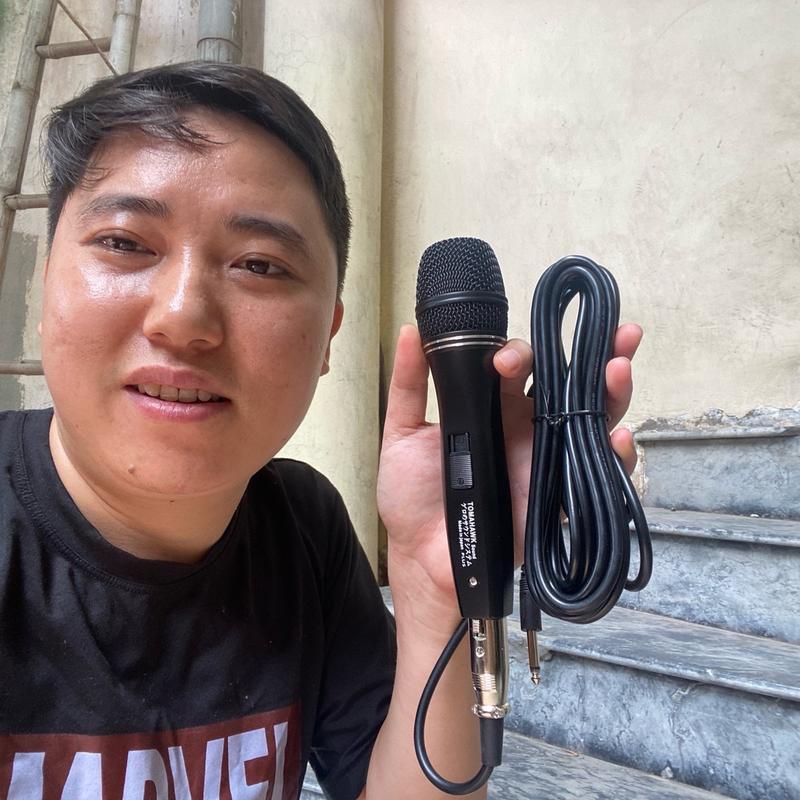 Micro có dây Tomahawk thân kim loại, cầm đầm tay, hát hút tiếng