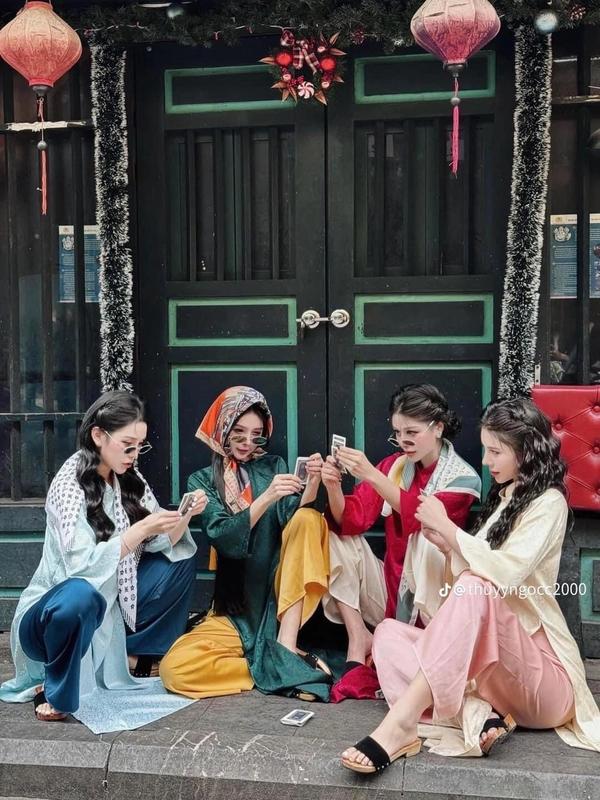 Áo dài cách tân, lụa gấm hoa mềm mịn, dáng xuông cổ 2 phân mặc Tết 2024 Nữ Women Kem Voan Dress