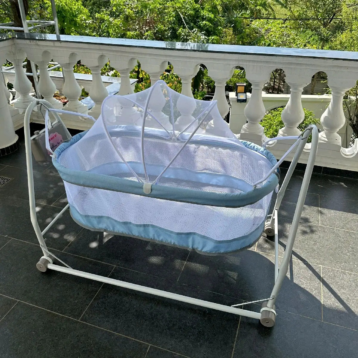 Nôi điện cho bé Nôi điện tự động 2 trong 1 Quang Hưng tặng lưới võng và màn nôi Kem