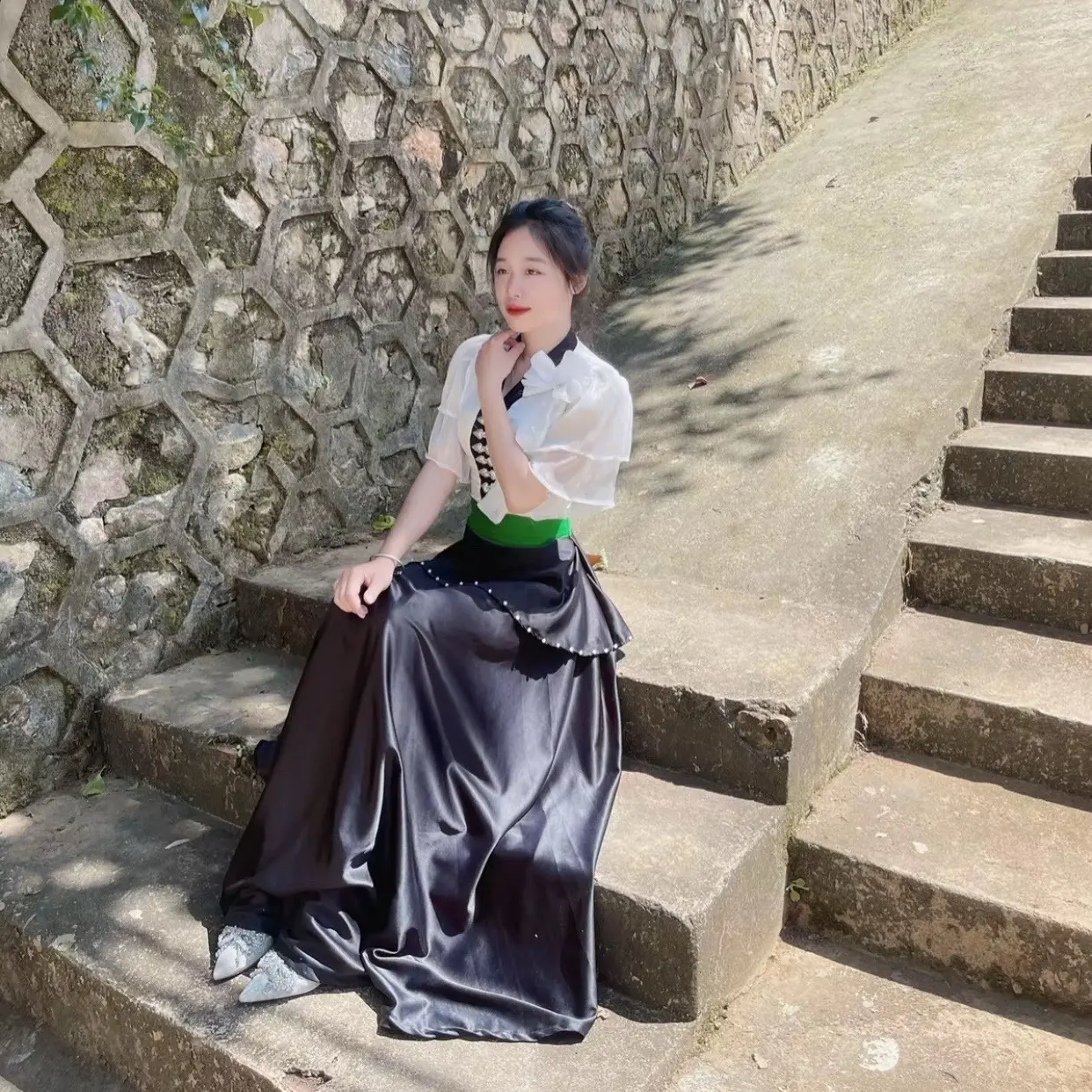 Set áo cóm tay bèo nơ & váy đính ngọc