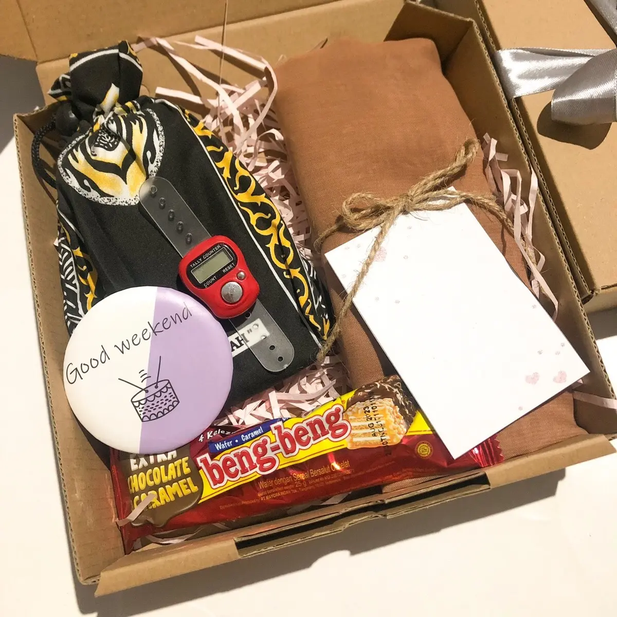 Hampers Muslim cewek hijab sajadah cermin tasbih snack