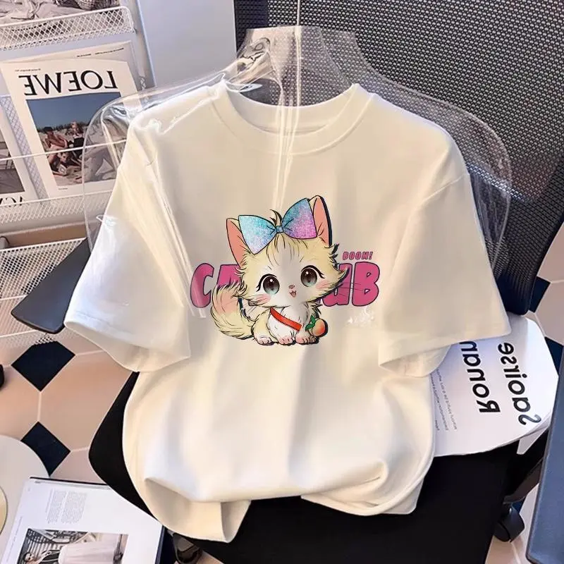 ANDREA  Mùa hè 2024 Phong cách mới Đa năng Phong cách Hàn Quốc Slim Thời trang Unisex Cặp đôi mặc Áo ngắn tay in họa tiết sinh viên Áo phông giao hàng nghệ thuật thêu hoa nhẹ nhàng Áo sơ mi trắng ướt ướt của phụ nữ