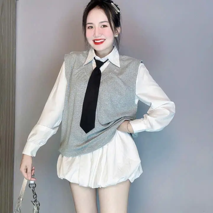 Set áo ghile xám cổ V phối đầm trắng nhún xoè bí kèm cà vạt