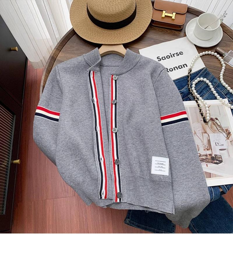 Product Introduction of Áo Len Thể Thao Nữ, Dáng Rộng Vừa Vặn, Thiết Kế Tay Đôi, Có Ruy Băng Dệt Màu, Cổ Bóng Chày, Kết Hợp Năng Động Trẻ Trung, Thích Hợp Cho Mùa Thu Và Mùa Đông Women Top Dài Tay 23
