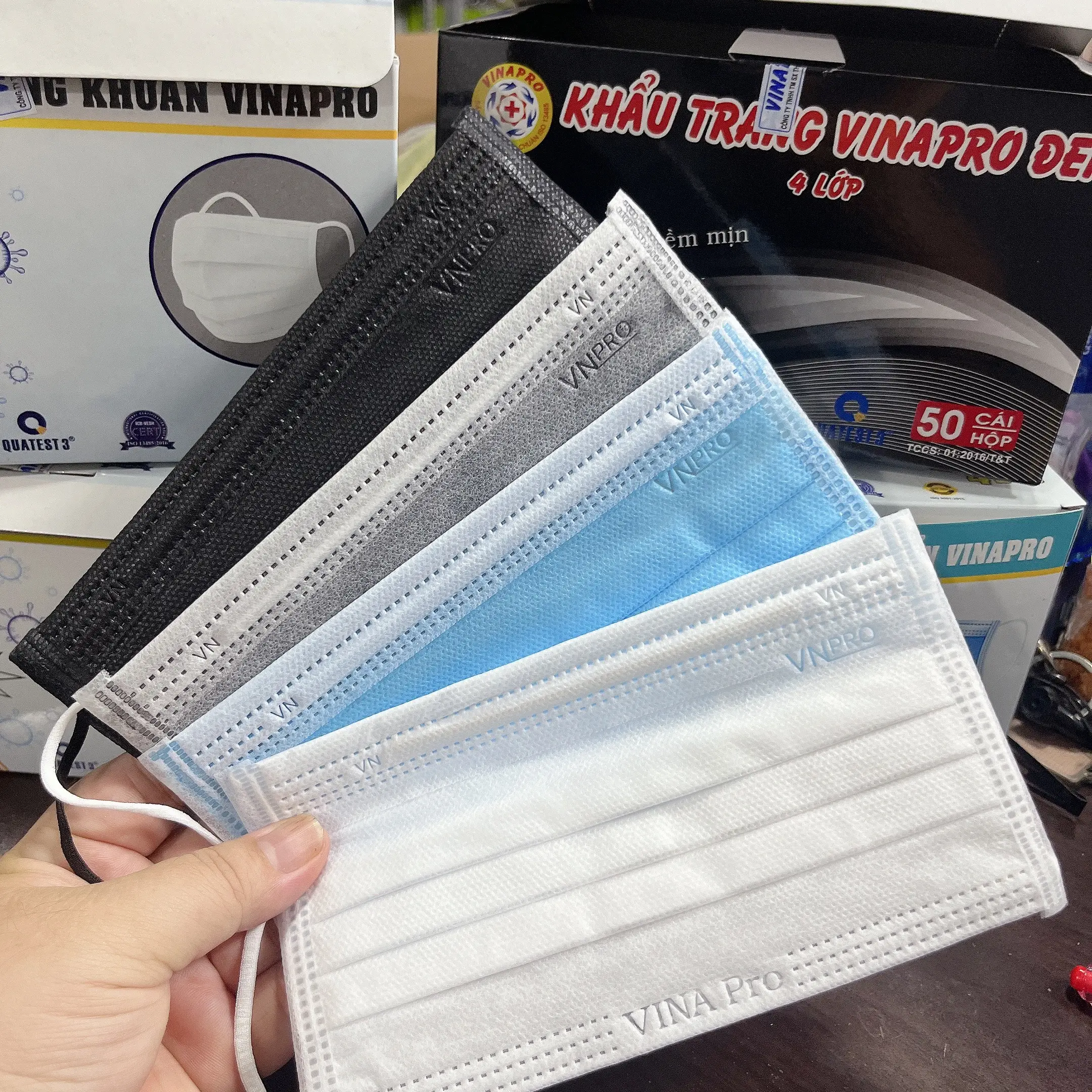 Hộp 50 cái Khẩu trang y tế 4 lớp Vinapro giấy lọc kháng khuẩn, ôm mặt quai mềm không đau tai.