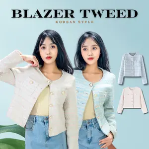 FOLADY - P457 Blazer tweed wanita lengan panjang dengan full kancing mutiara yang memberi kesan modis dan mewah. Desainnya tampil high class, cocok untuk acara formal maupun semi formal agar terlihat elegan dan berkelas.