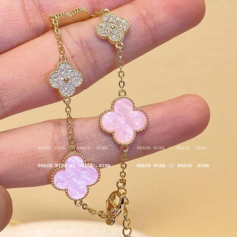 Product Introduction of Vòng Tay Cỏ Bốn Lá, Màu Hồng Hoa Anh Đào, Giá Cả Phải Chăng, Sang Trọng Cao Cấp, Thiết Kế Độc Đáo Với Zircon Siêu Lấp Lánh, Thanh Lịch, Phong Cách Người Nổi Tiếng, Thủ Công Mỹ Nghệ vòng  tay  nữ chu ỗ i 1