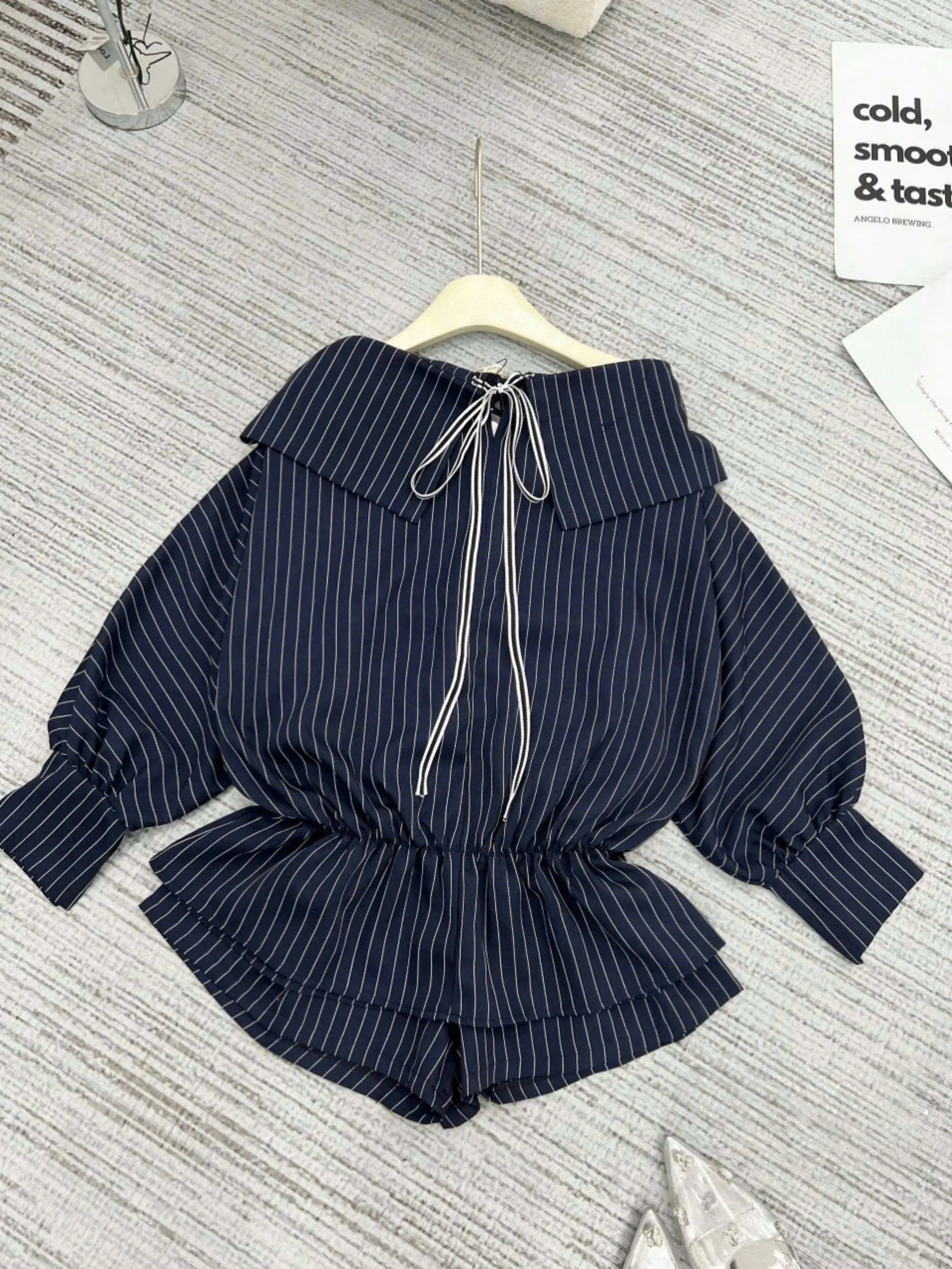 Bộ đồ nữ tay dài sọc dọc – Set áo cổ sen buộc nơ và quần short form rộng cho nàng thơ