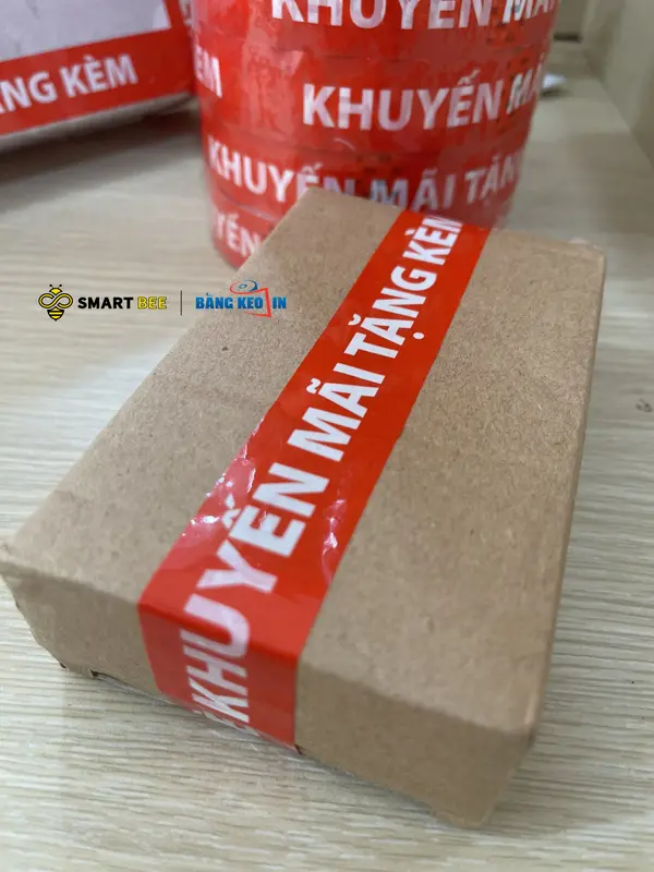 Băng Keo In Sẵn Màu Đỏ Nền Trắng Sữa 24mm x 72met, Dán Thùng Quà Tặng 2