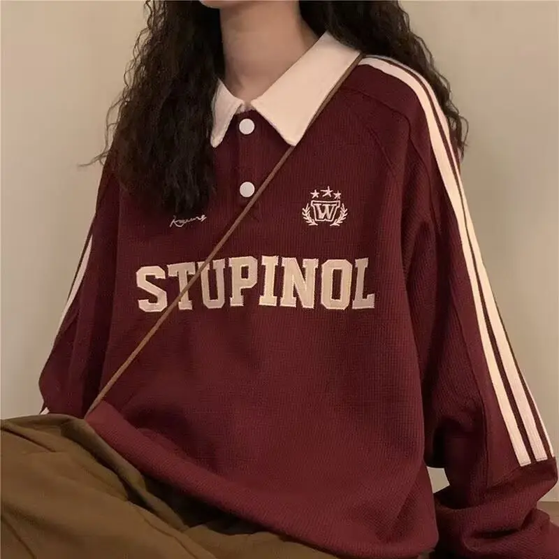เสื้อสเวตเตอร์คอปกโปโล สไตล์อเมริกันเรโทร สำหรับผู้หญิง เหมาะสำหรับฤดูใบไม้ผลิและฤดูใบไม้ร่วง เสื้อคู่รัก ทรงหลวม อินเทรนด์ สไตล์เกาหลี เหมาะสำหรับนักเรียน เสื้อฤดูใบไม้ร่วง Women Clothing