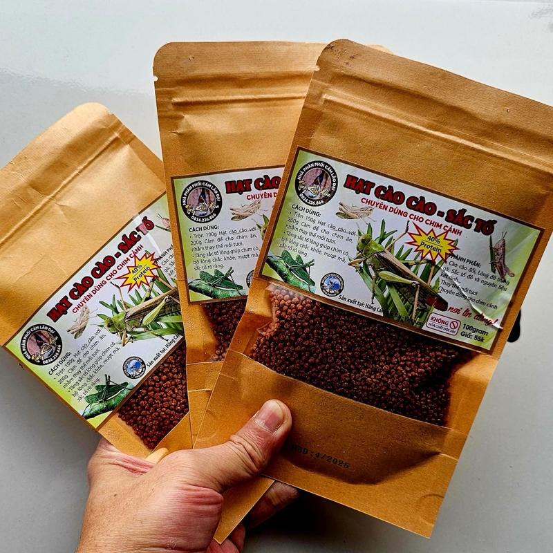 Hạt Cào Cào Nguyên Chất Sắc Tố Thay Thế Mồi Tươi Cho Chim Cảnh Tăng Sắc Tố Lông 100Gram