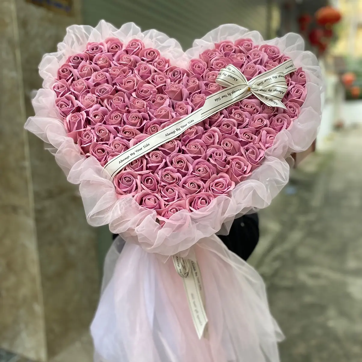 Bó hoa hồng sáp thơm hình trái tim bọc voan hồng dễ thương tặng mẹ, bạn gái, vợ vào những dịp đặc biệt như lễ tình nhân 14/2, 20/10, 8/3, ngày của mẹ, kỷ niệm ngày cưới, sinh nhật, kỷ niệm ngày yêu nhau