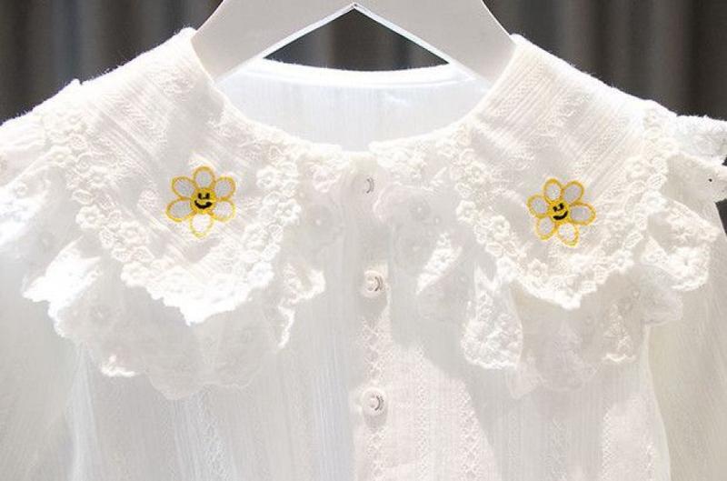 Product Introduction of Áo Sơ Mi Cổ Búp Bê Ren Phong Cách Hàn Quốc Cho Bé Gái, Hàng Mới Về Mùa Xuân Và Mùa Thu 2024, Áo Cardigan Mặc Trong Màu Trắng Cho Em Bé, Áo Dài Tay 2