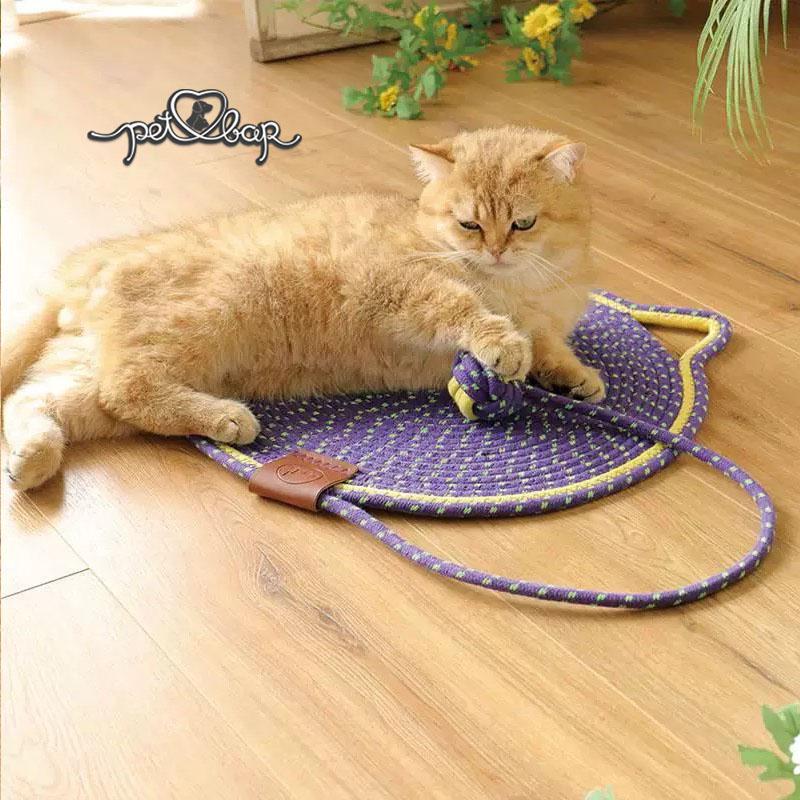 Thảm nằm kết hợp cào móng hình mèo bằng sợi cotton mềm mịn kèm bóng đồ chơi vui nhộn