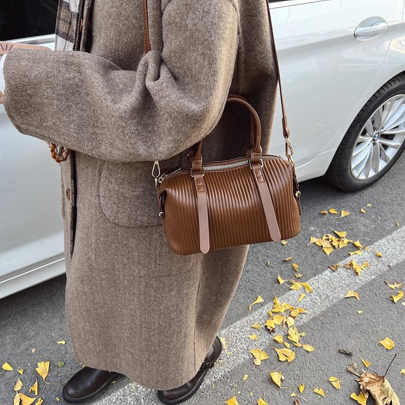 Product Introduction of High-quality Hand-held Bowling Bag Women's Autumn and Winter Simple and Fashionable Shoulder Bag Feeling Messenger Bag Bag 6609-521 24