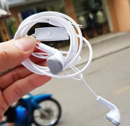 Tai nghe Galaxy J7 Prime thiết kế năng động, chất lượng âm thanh sống động