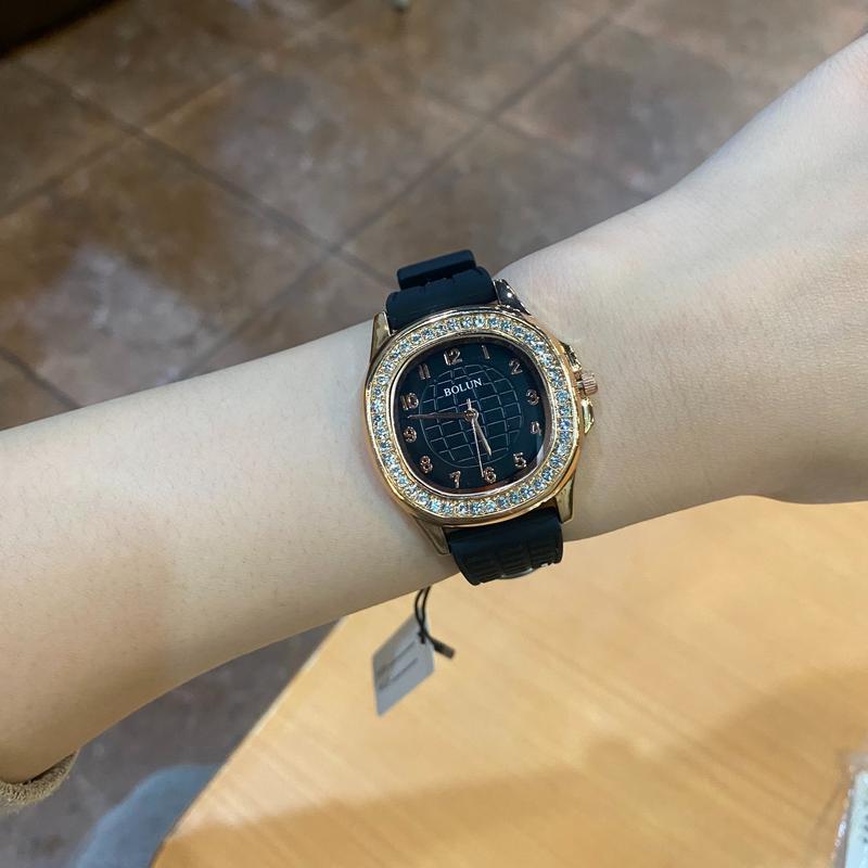 Bolun Đồng Hồ Nữ dây silicon viền đính đá BO32 viền đính đá sáng, thời trang, phụ kiện đeo tay sang trọng.