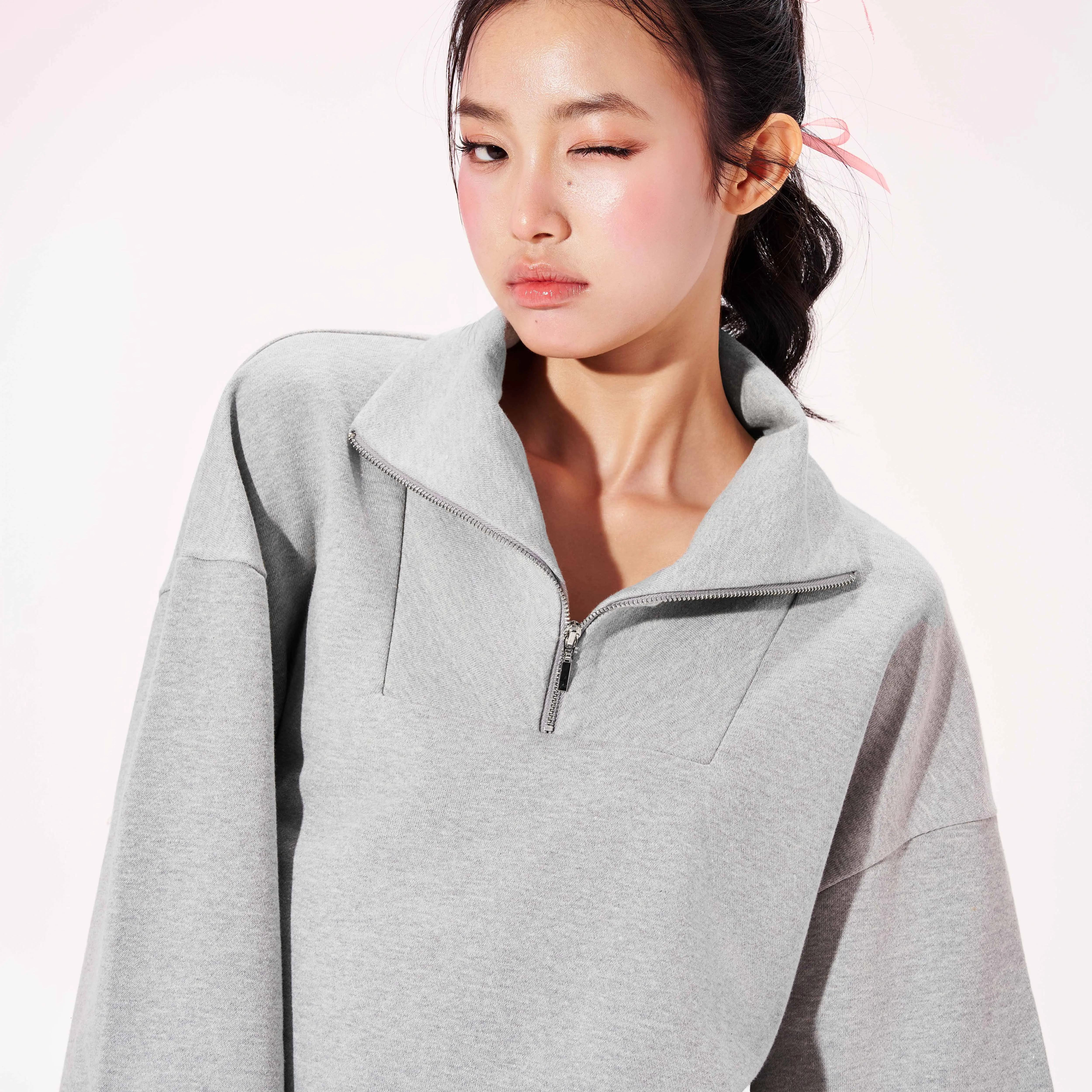 DOTTIE - Áo nỉ đính khóa thêu chữ - Xám - T0995