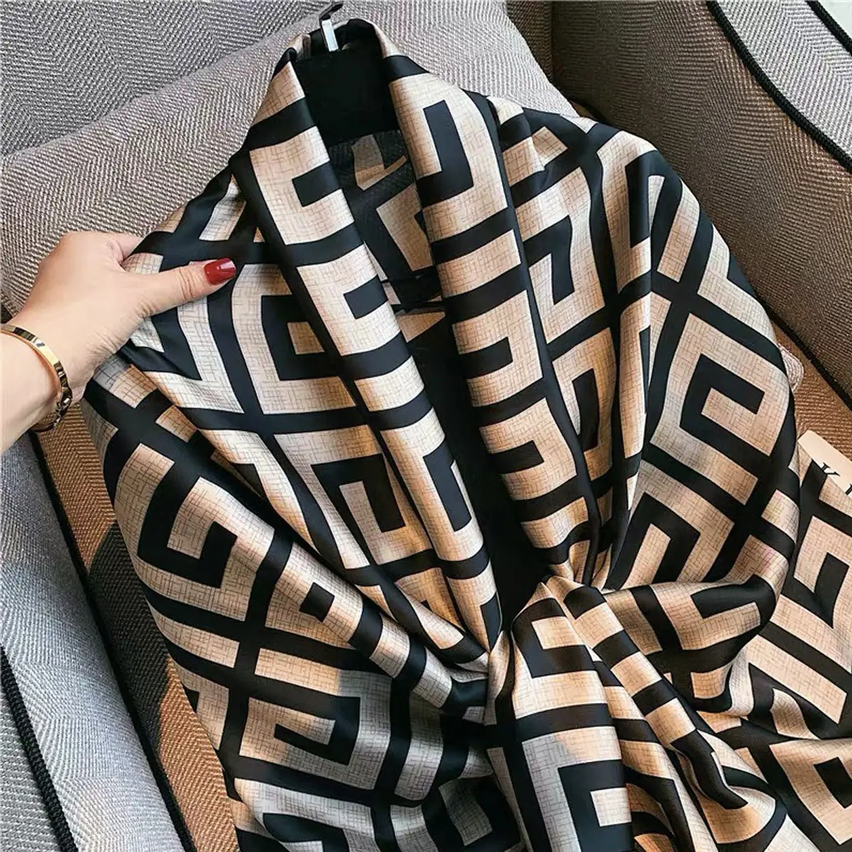 Khăn lụa hoạ tiết Đen Kem Yumi size 90x180cm cho Nữ Hoa Quàng Cổ - Women, Choàng Cổ