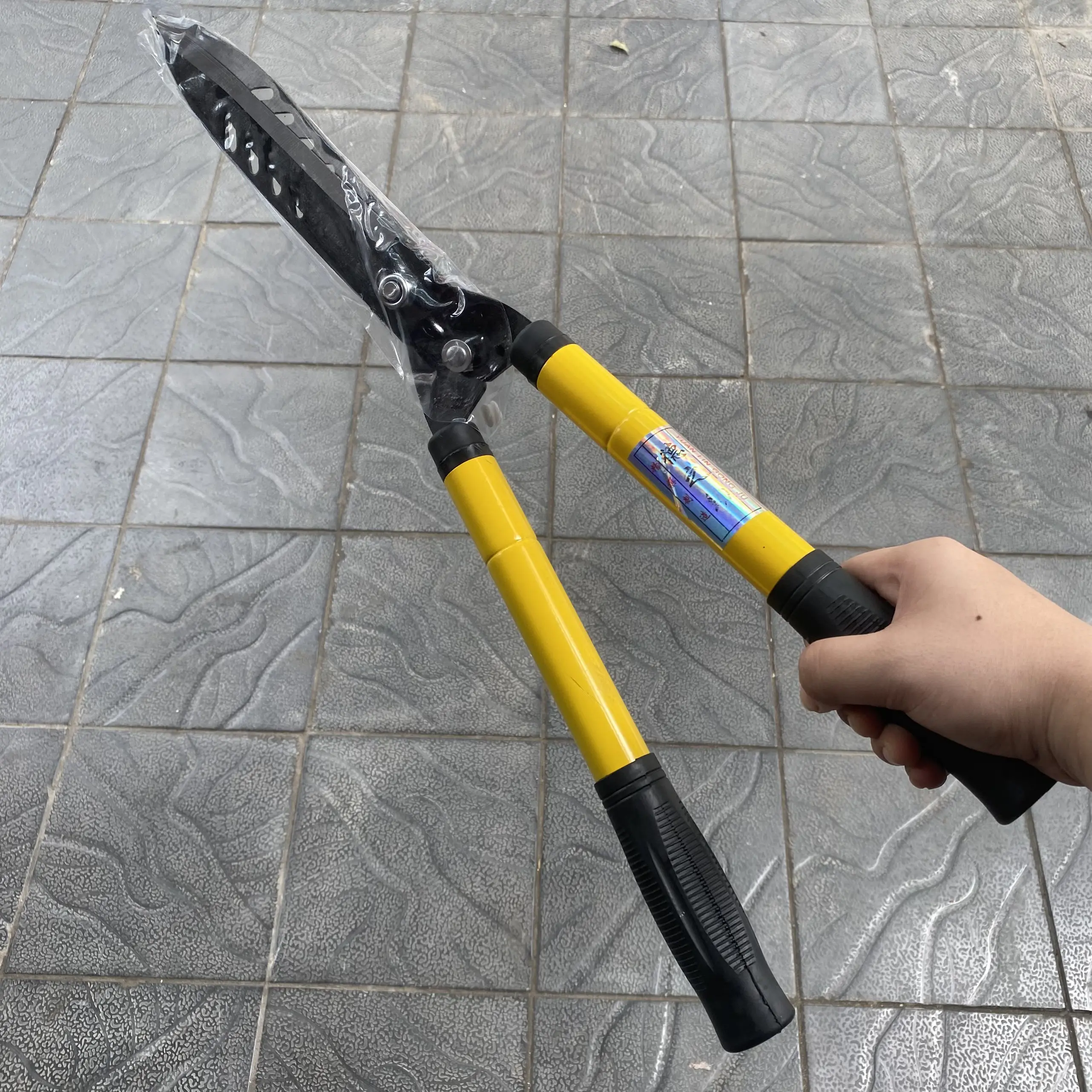 Kéo cắt dậu kéo cắt tỉa hàng rào loại dài có khớp nối dài  Cán vàng, tay cầm đen.