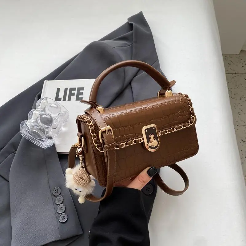 SIZE:20X12X7   Xinyi Bag Túi Xách Nữ Đeo Chéo Hình Hộp Da Viền Dây Xích Kèm Gấu Bông Đi Tiệc Đi Chơi Phong Cách Hàn Quốc 2023_Quảng Châu Bag Kem tui  qc 4