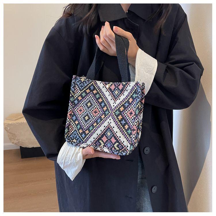 Product Introduction of Túi Tote Dệt Tay, Chất Liệu Vải Bố Sức Chứa Lớn, Phong Cách Lười Biếng, Thích Hợp Cho Bé Gái, Phong Cách Instagram, Lý Tưởng Cho Người Đi Làm Và Du Lịch, Túi Đeo Vai Sức Chứa Lớn hàn quốc có thể mở rộng Bag Chữ Nhật Hình Chữ Nhật Canvas Da Hoa 31