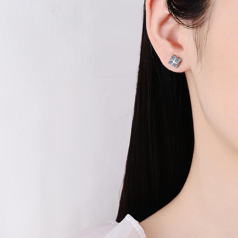 Product Introduction of 925 Sterling Silver Gold-Plated Moissanite Stud Earrings – 4-Leaf Clover Design, 0.40ct, Simple & Luxurious 9