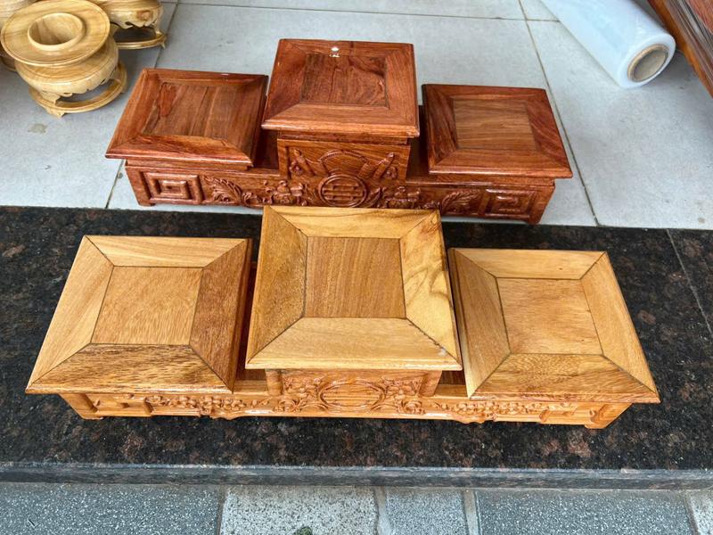 Đế tam sơn gỗ hương và gỗ gõ,tam cấp mặt 14-16-18-20 dài 46-52-58-64 cm .chân đế kê bát nhang,bục tam cấp