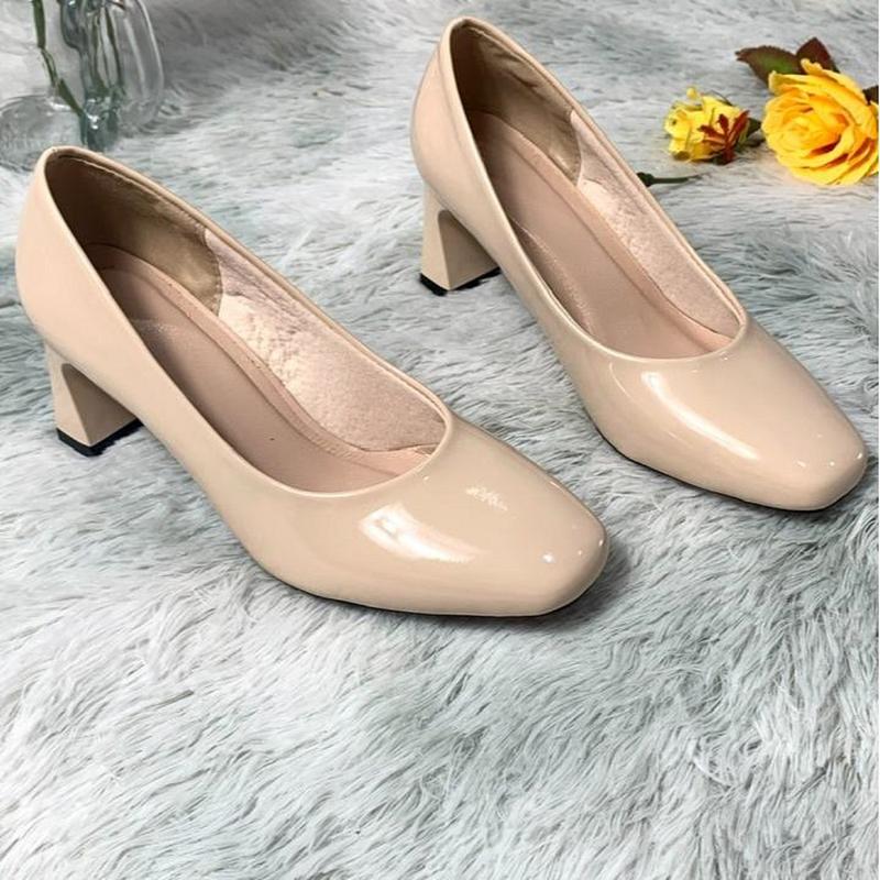 Giày cao gót to  5 phân  có da bóng và da lì ( da mờ ) có 3 màu đen, trắng và kem size từ 35 đến 42 Gót trung bình